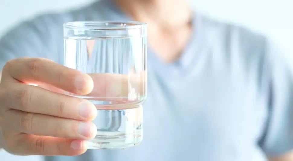 La cantidad de agua que necesite tu cuerpo dependerá de muchos factores. Foto: Buenazo / Shutterstock