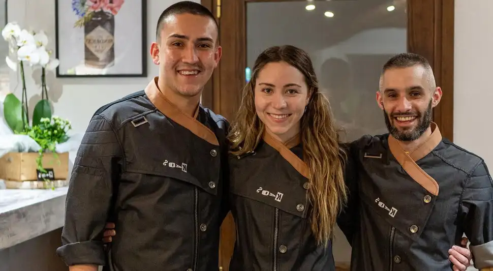Tres jóvenes chefs españoles fundaron un restaurante que se encuentra entre los más recomendados por la Guía Michelin. Foto: Buenazo / Facebook Tres jóvenes chefs españoles fundaron un restaurante que se encuentra entre los más recomendados por la Guía Michelin. Foto: Buenazo / Facebook