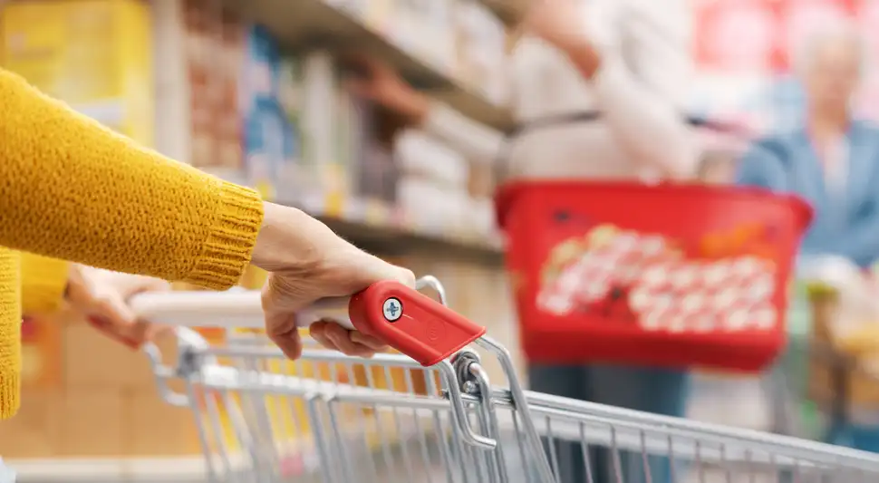 Conocido supermercado cobrará por ingresar y causa controversia entre los consumidores. Foto: Buenazo / Shutterstock