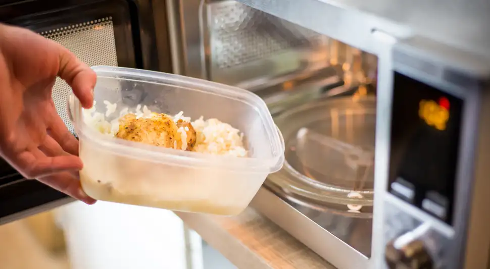 ¿Realmente el microondas elimina los nutrientes de la comida? Foto: Buenazo / Shutterstock