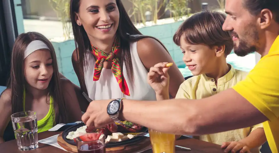 Más de 15 restaurantes ofrecerán comida gratis a los niños en Texas. Foto: Buenazo / Shutterstock