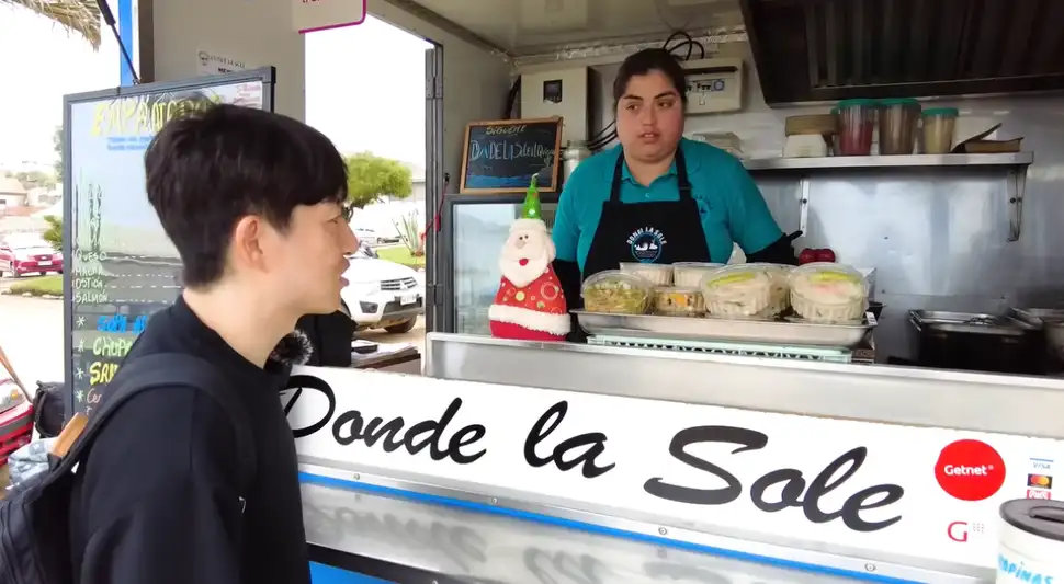 El YouTuber grabó su reacción al probar ceviche por primera vez en un puesto de comida callejera llamado "El Quisco". El YouTuber grabó su reacción al probar ceviche por primera vez en un puesto de comida callejera llamado "El Quisco".