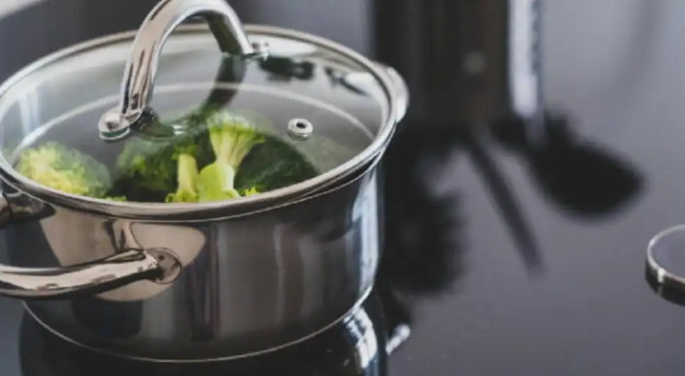 Un descubrimiento sobre las tapas de las ollas revela que el pequeño agujero en ellas tiene múltiples beneficios al cocinar.