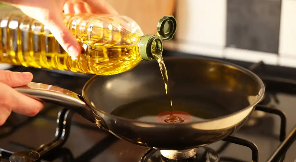 Recicla el aceite y transfórmalo en productos útiles para el hogar. Foto: Buenazo / Shutterstock Recicla el aceite y transfórmalo en productos útiles para el hogar. Foto: Buenazo / Shutterstock