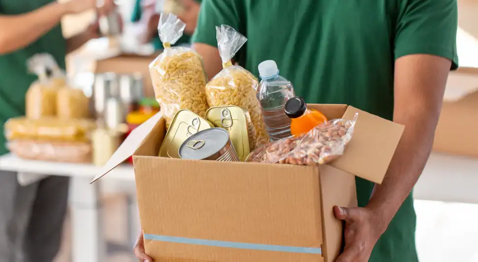 Reparto de comida gratis a locales e inmigrantes en Florida. Foto: Buenazo / Shutterstock Reparto de comida gratis a locales e inmigrantes en Florida. Foto: Buenazo / Shutterstock