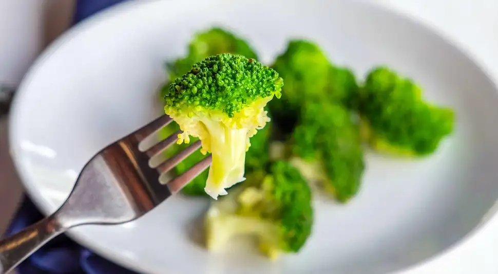 Descubre la forma correcta de consumir el brócoli y no es cocida. Foto: Buenazo / Shutterstock Descubre la forma correcta de consumir el brócoli y no es cocida. Foto: Buenazo / Shutterstock