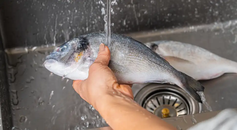No cometas el error de lavar el pescado antes de freírlo. Foto: Buenazo / Shutterstock No cometas el error de lavar el pescado antes de freírlo. Foto: Buenazo / Shutterstock