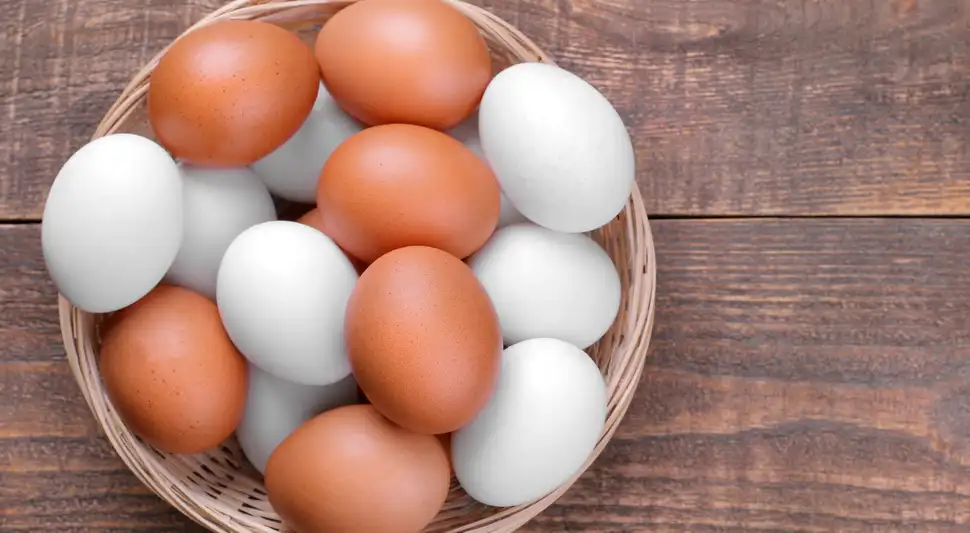 ¿Qué huevo es más saludable, el blanco o el rosado? Foto: Buenazo / Shutterstock