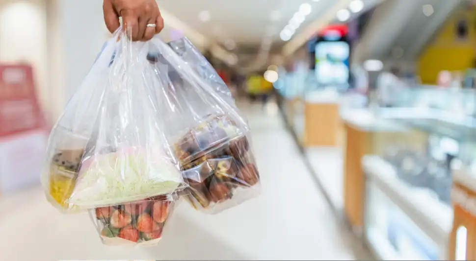Descubre que significa guardar las bolsas de plástico. Foto: Buenazo / Shutterstock