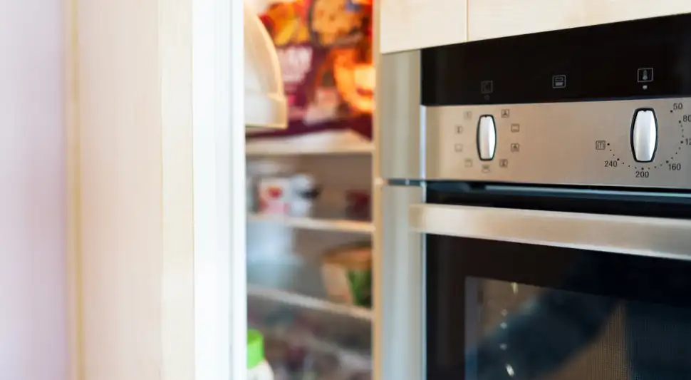 El peligro de colocar el refrigerador al lado de la estufa. Foto: Buenazo / Shutterstock