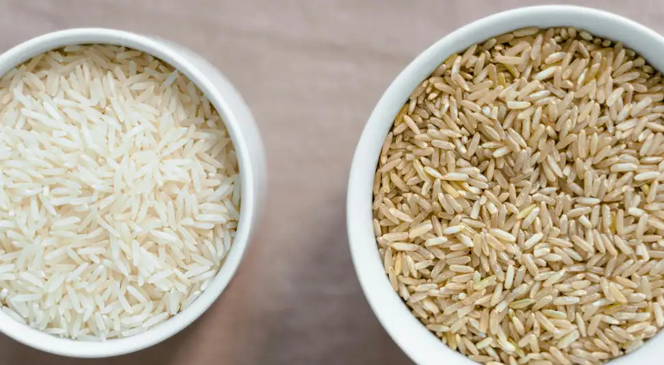 La freidora de aire permite cocinar el arroz con circulación de aire caliente.