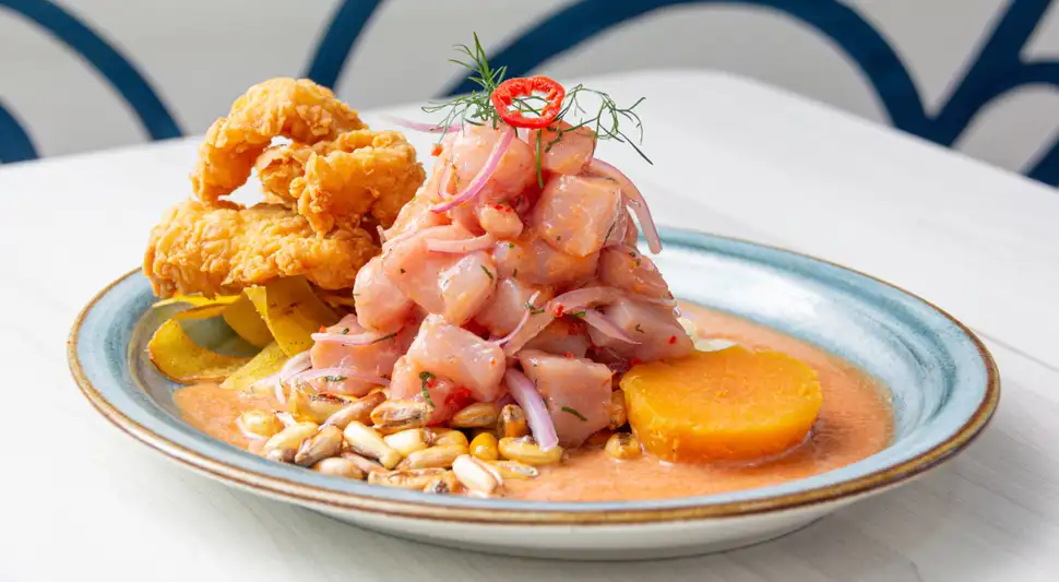 Disfruta las diversas versiones del ceviche en restaurantes peruanos en Argentina.