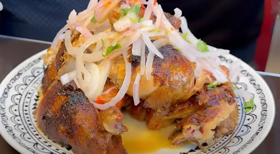 Delicioso pollo a la brasa acevichado.