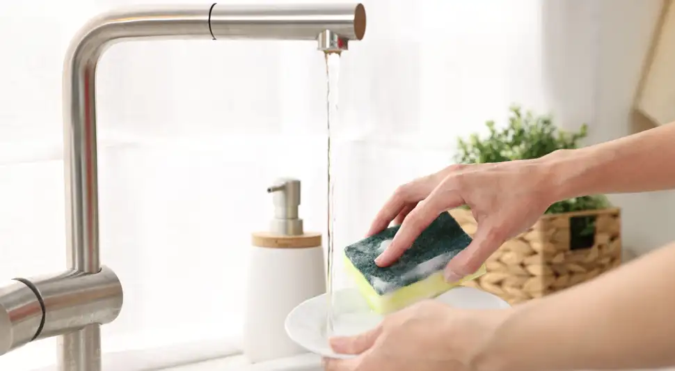El mejor truco para ahorrar agua cuando lavas los trastes.