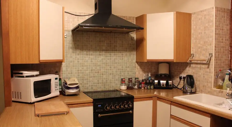 Colocar el microondas cerca de otros electrodomésticos o en espacios pequeños puede causar sobrecalentamiento. Colocar el microondas cerca de otros electrodomésticos o en espacios pequeños puede causar sobrecalentamiento.