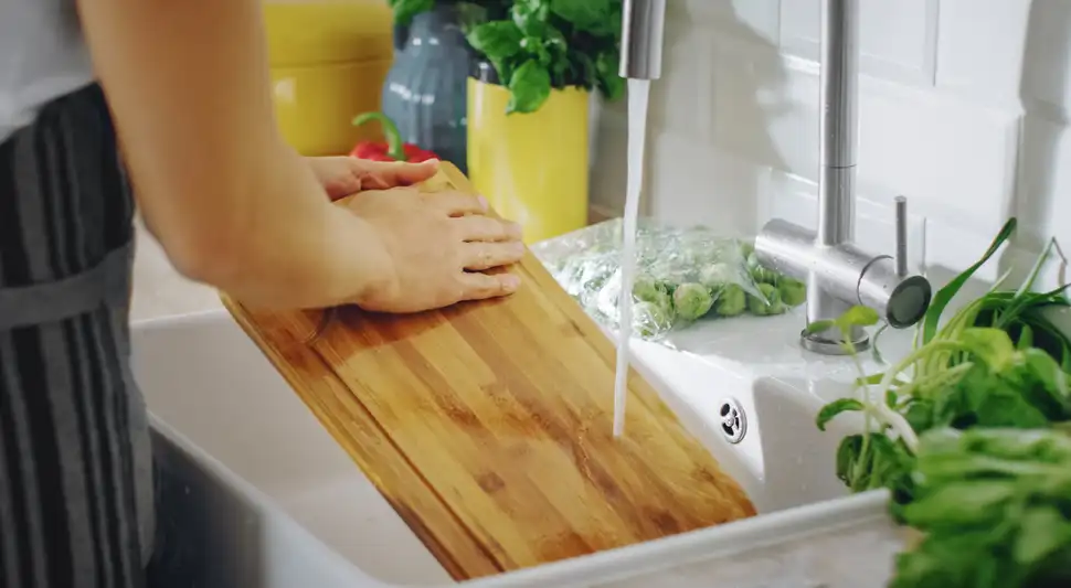 Aprende a lavar y desinfectar las tablas de picar correctamente.