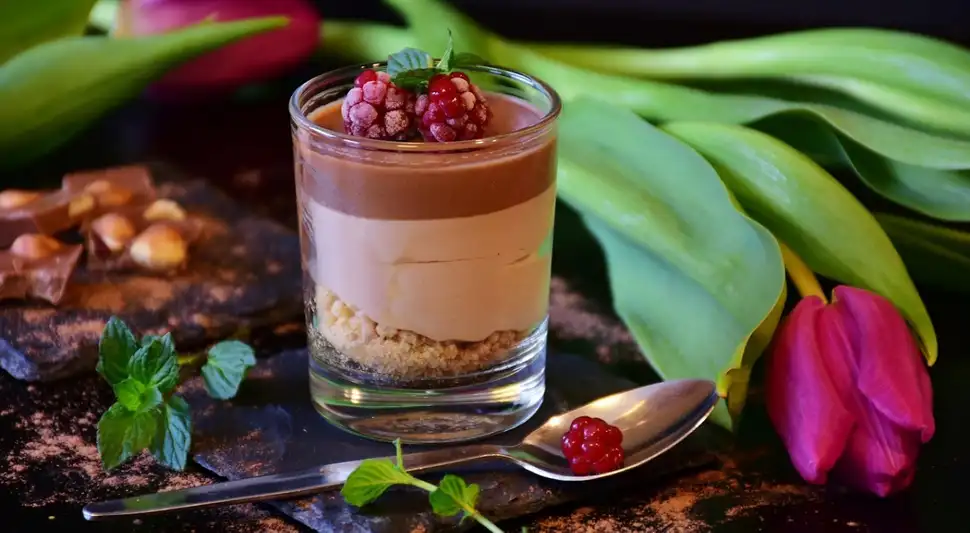 El licuado de proteína de chocolate con avena es una opción nutritiva y fácil de preparar.