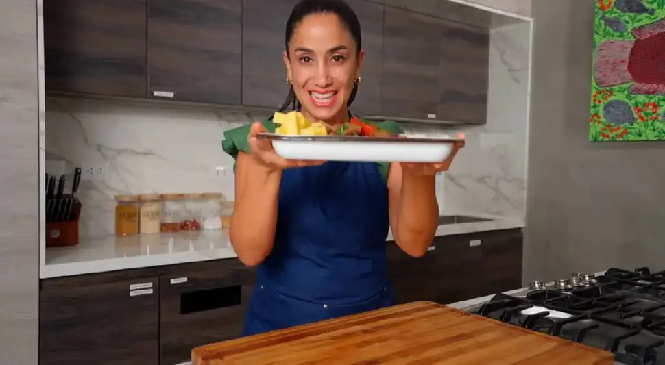 Hoy compartimos la receta de lomo saltado de Nelly Rosinelly, quien destaca por su experiencia culinaria.