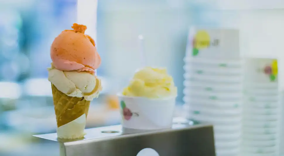Además de ser un alimento de fácil ingesta, el helado proporciona calorías necesarias. Fuente: Pexels.