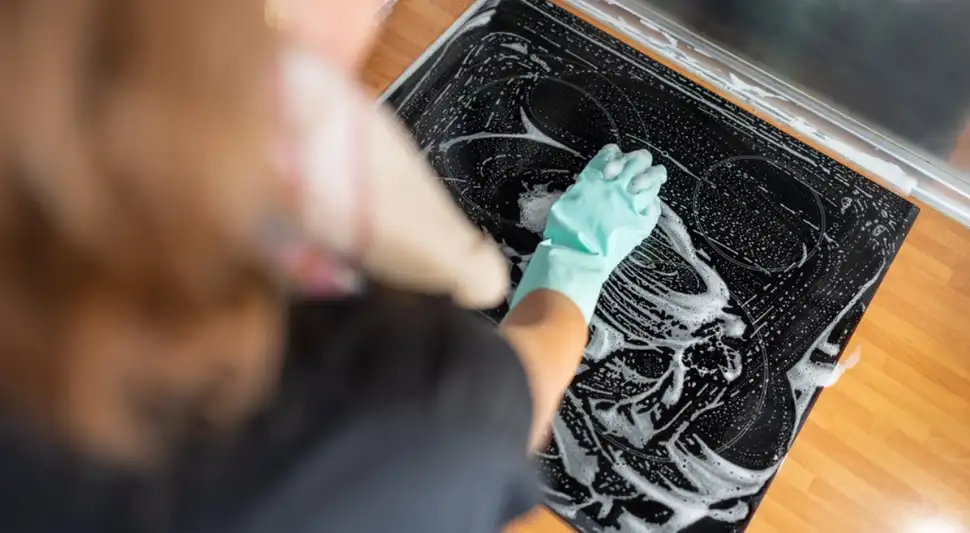 Realizar una limpieza semanal y utilizar bandejas protectoras ayuda a mantener el horno limpio. Fuente: Pexels. Realizar una limpieza semanal y utilizar bandejas protectoras ayuda a mantener el horno limpio. Fuente: Pexels.