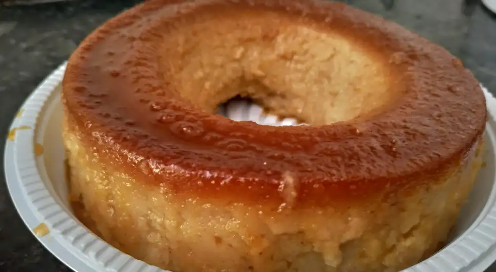 Receta de budín de pan sin huevo.