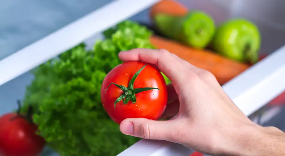Chef revela por qué no debes cortar el tomate justo al sacarlo del refrigerador.