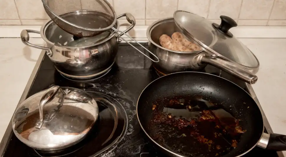 Este método ecológico combina la acidez del vinagre y el efecto abrasivo de la sal. Fuente: Pexels.