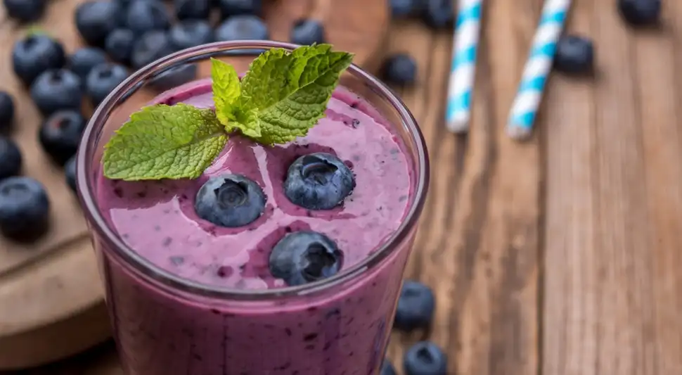 El jugo de arándano puede ser un aliado para prevenir infecciones urinarias. Fuente: Pexels.