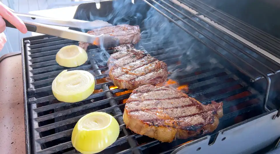 ¿Por qué recomiendan pasar media cebolla sobre la parrilla caliente? ¿Por qué recomiendan pasar media cebolla sobre la parrilla caliente?