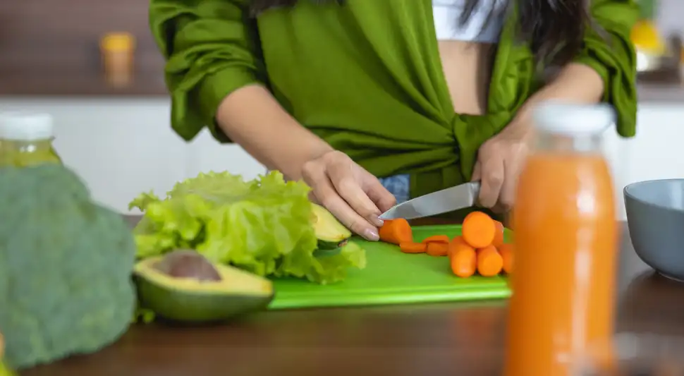 Las tablas de plástico liberan microplásticos en la comida. Las tablas de plástico liberan microplásticos en la comida.