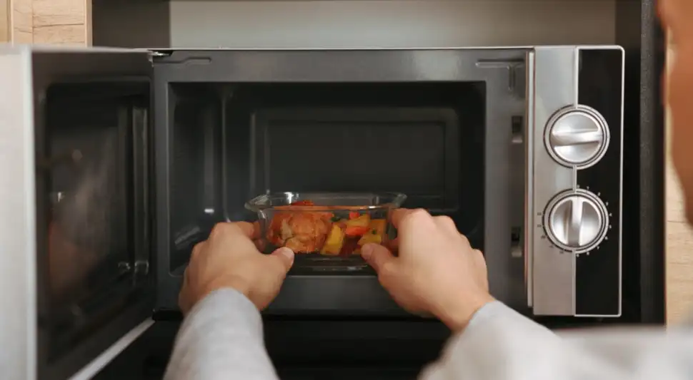 Recalentar ciertos alimentos en el microondas puede provocar el desarrollo de bacterías. Fuente: Shutterstock. Recalentar ciertos alimentos en el microondas puede provocar el desarrollo de bacterías. Fuente: Shutterstock.