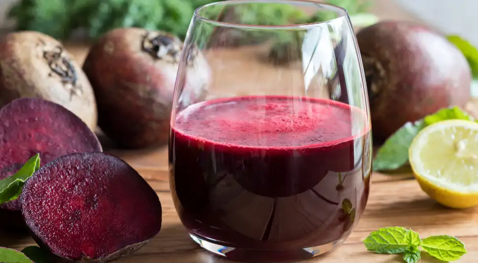 Las propiedades medicinales del jugo de betarraga con limón y jengibre.