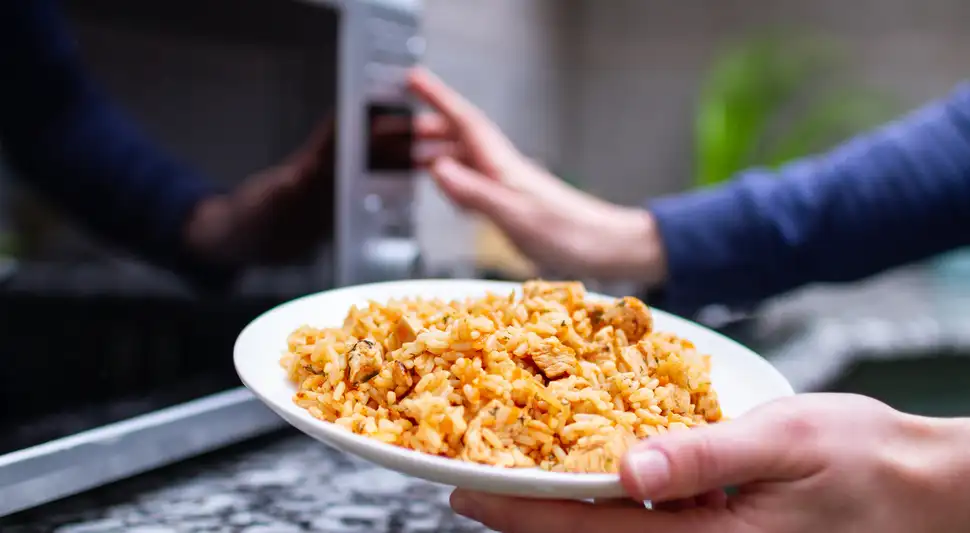 El riesgo de recalentar arroz sobrante.