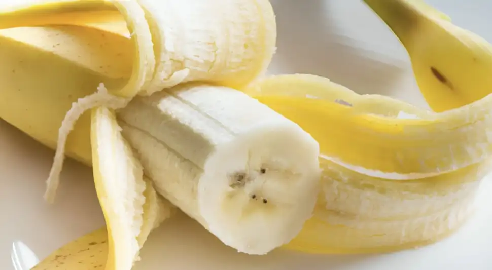 Conoce los beneficios de los “hilitos” del plátano.