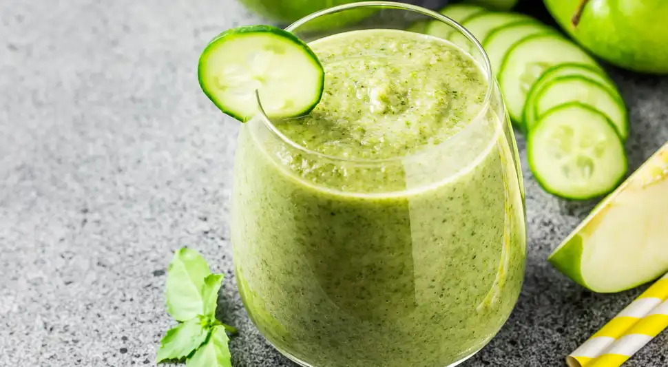 Receta de jugo de pepino con proteína.