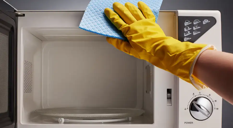 El truco para limpiar el microondas en un minuto.