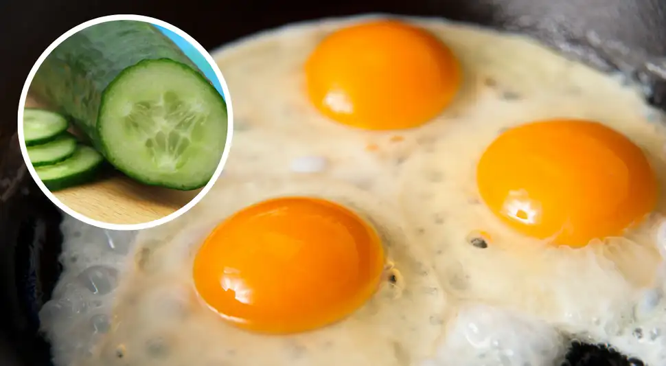 Fríe los huevos con pepino.