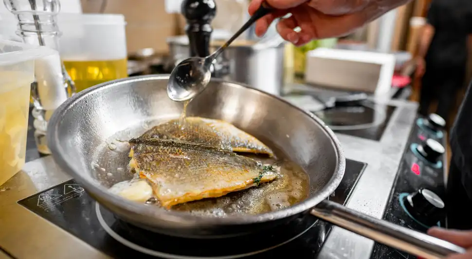 Cómo evitar que el pescado se pegue en una sartén vieja.