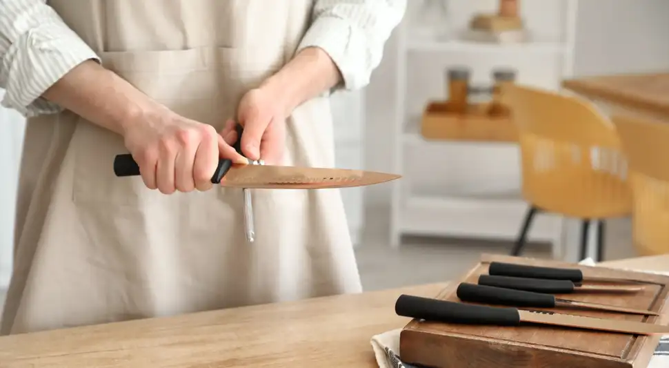 El truco del aluminio para afilar un cuchillo en 5 minutos. El truco del aluminio para afilar un cuchillo en 5 minutos.