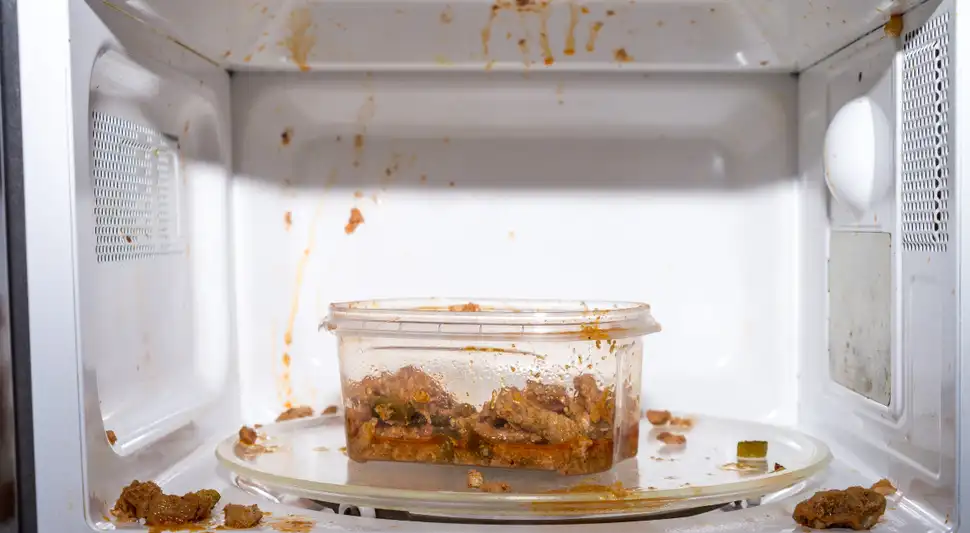 ¿Por qué algunos alimentos explotan en el microondas?