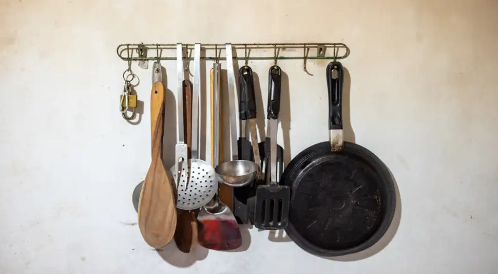 Utensilios antiadherentes podrían estar liberando plomo en los alimentos.