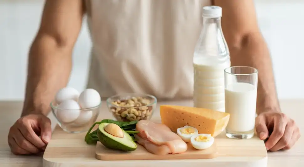 Alimentos como seitán, salmón y papa blanca son recomendados para maximizar resultados. Fuente: Shutterstock.