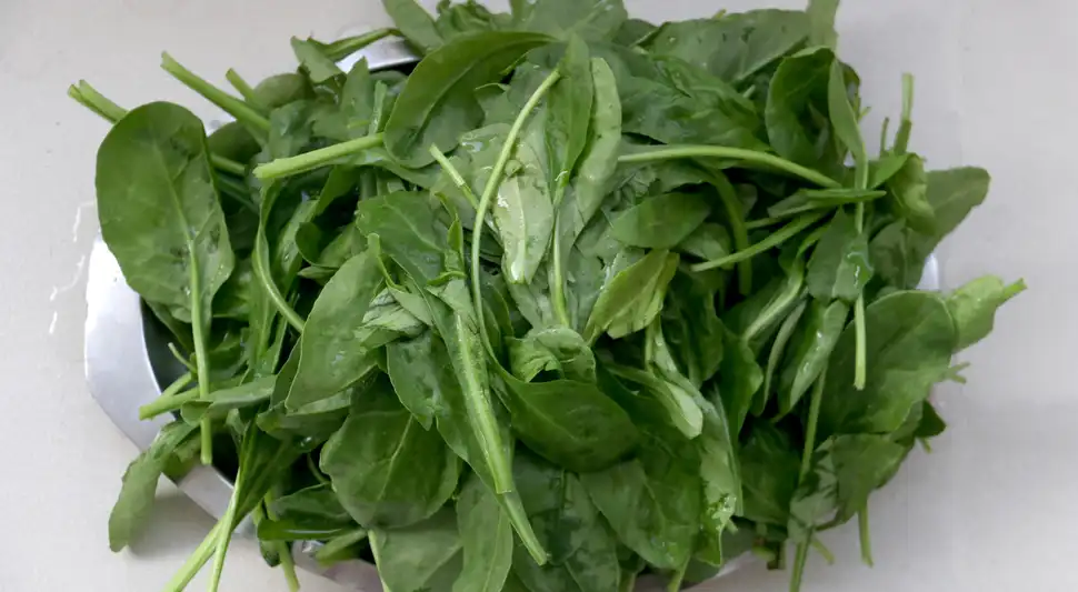 Retiran lotes de espinaca por contener una bacteria dañina.