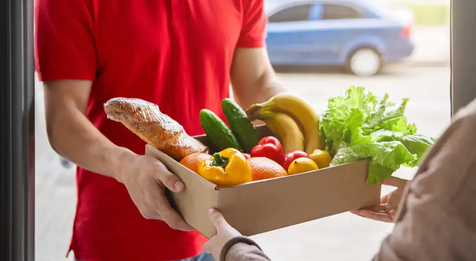 Reparten comida gratis en Florida.