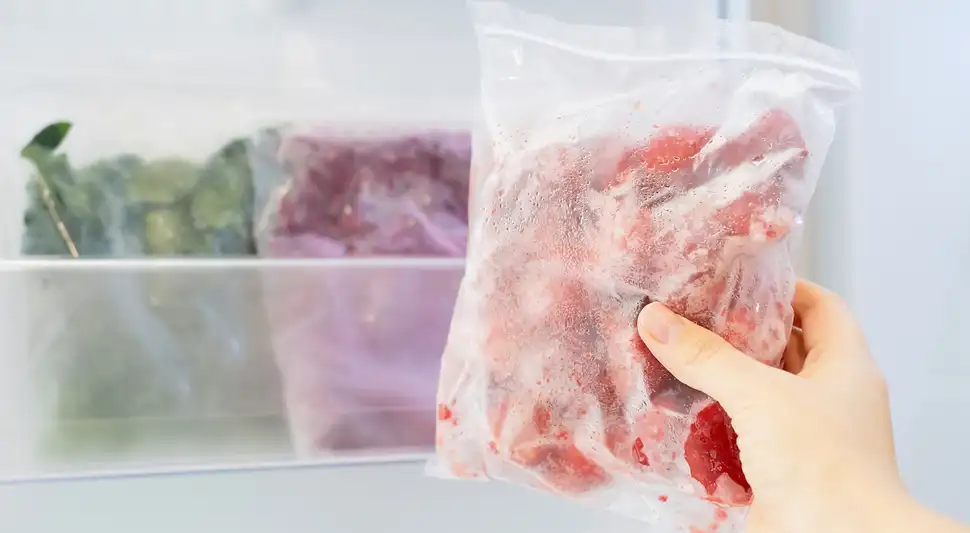 Congelar los alimentos no elimina las bacterias.