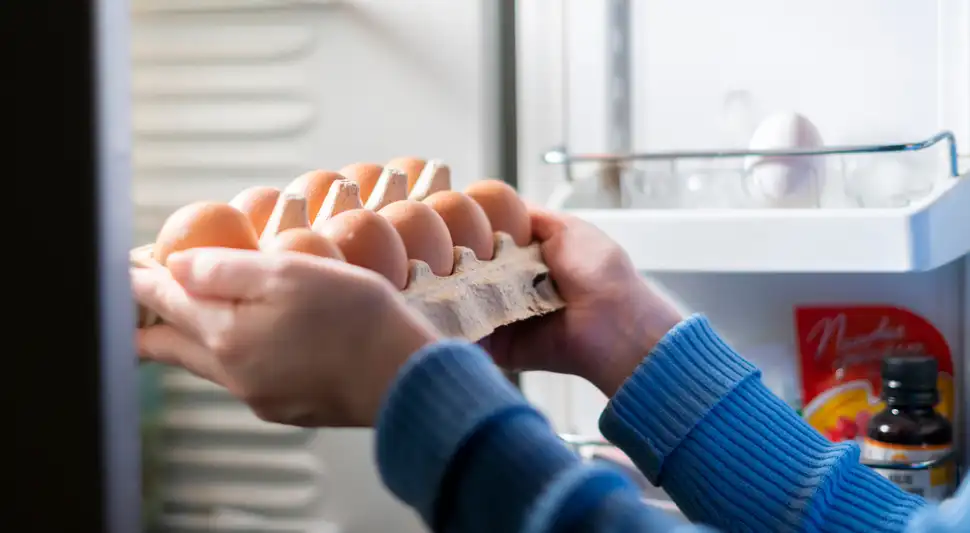 ¿Es mejor guardar el huevo dentro o fuera de la refrigeradora?