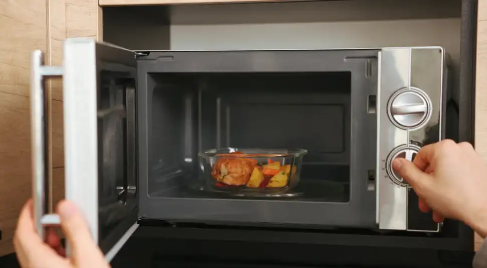 Cuanta energía consume un microondas enchufado y sin usar.