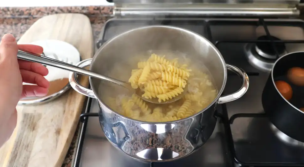 La forma más eficiente de hervir pasta, según un ingeniero.