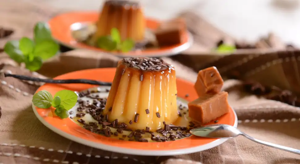 Con ingredientes sencillos y un toque de café, este flan se ha vuelto viral entre los amantes de los postres. Fuente: Shutterstock.