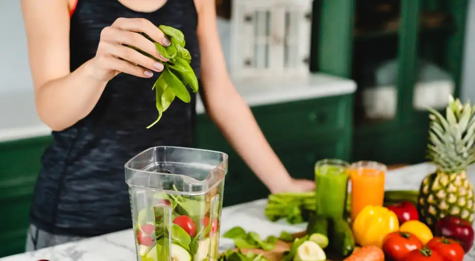 Alimentos saludables y opciones de hidratación son claves para recuperar la energía tras una mala noche. Fuente: Shutterstock.